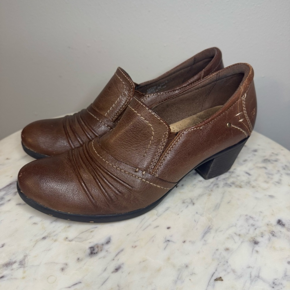 Earth Origins Booties Size 8 brown Leather
Heels shoes comfort